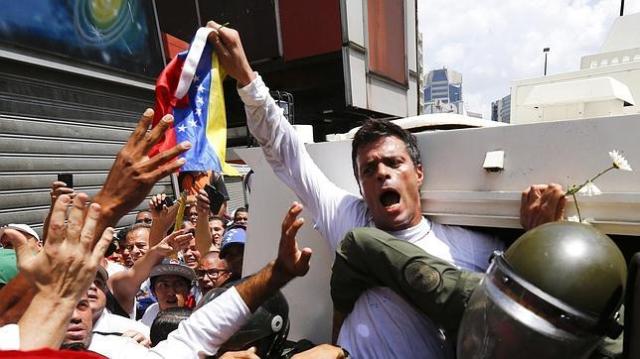Leopoldo López turns himself in accompanied by a crowd of supporters. “If my arrest helps the people to wake up, it will be worth it”, he said.